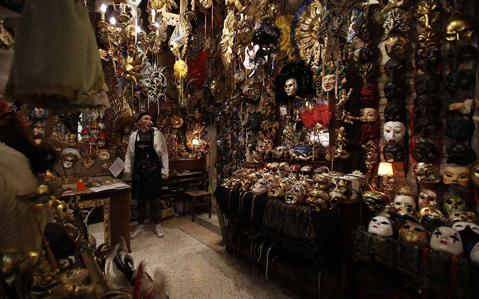 Βενετία: Όλοι φορούν μάσκες, αλλά όχι για το καρναβάλι-5