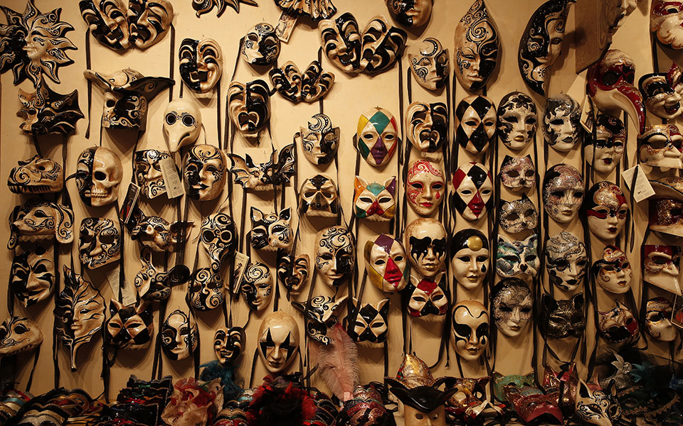 βενετία-όλοι-φορούν-μάσκες-αλλά-όχι-γι-561249346