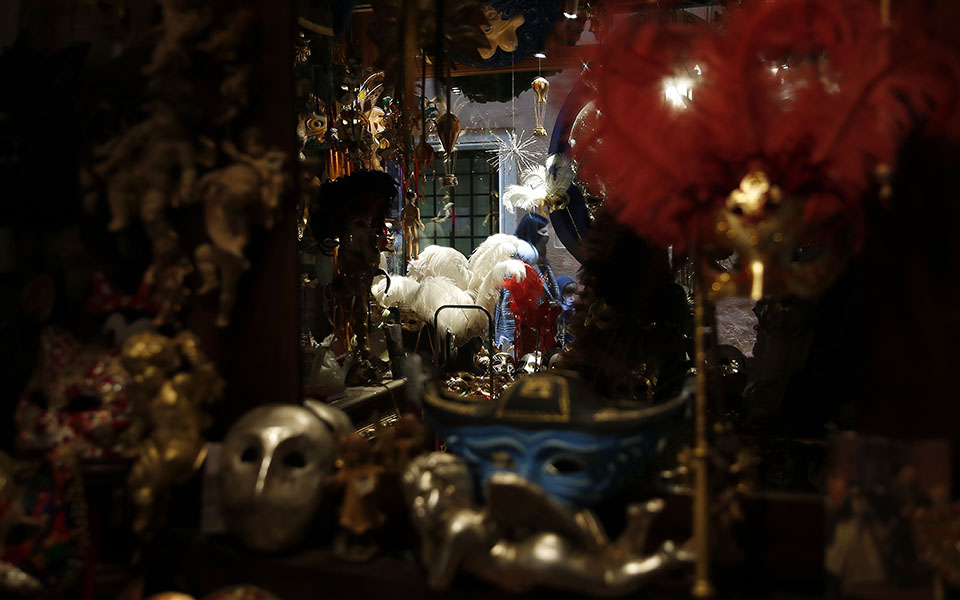 Βενετία: Όλοι φορούν μάσκες, αλλά όχι για το καρναβάλι-17