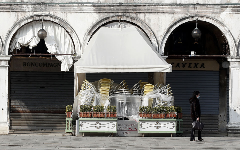 Βενετία: Όλοι φορούν μάσκες, αλλά όχι για το καρναβάλι-4