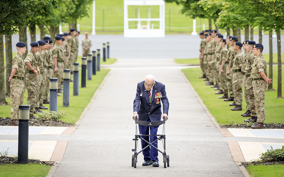 σερ-τομ-μουρ-νικήθηκε-από-τον-κορωνοϊό-561250408