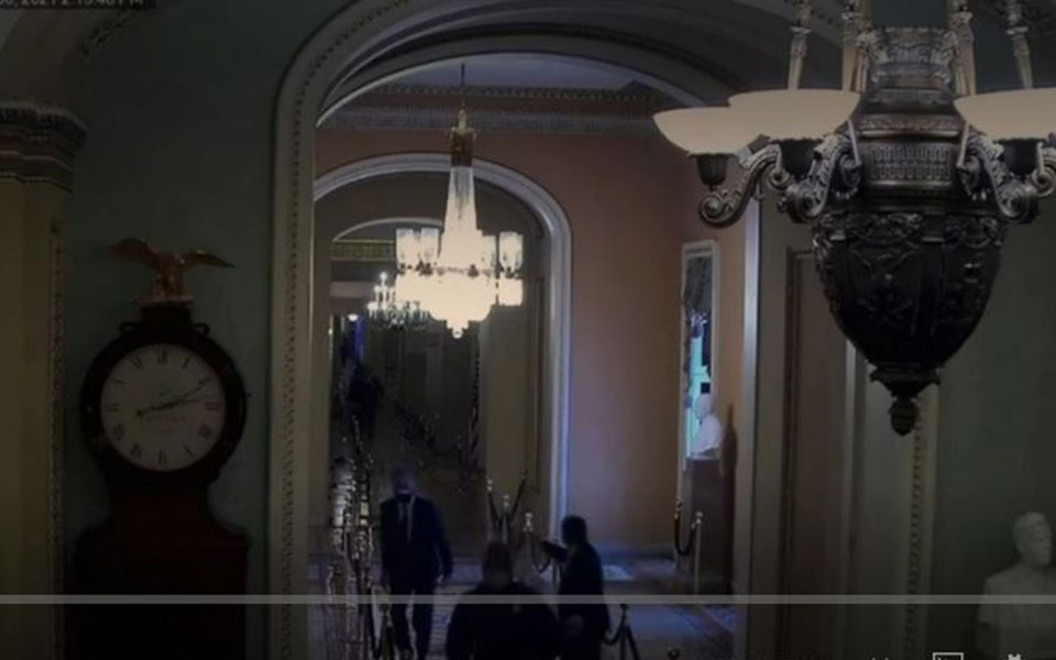 Βίντεο: H στιγμή της φυγάδευσης Πενς και Ρόμνι μέσα στο Καπιτώλιο-1