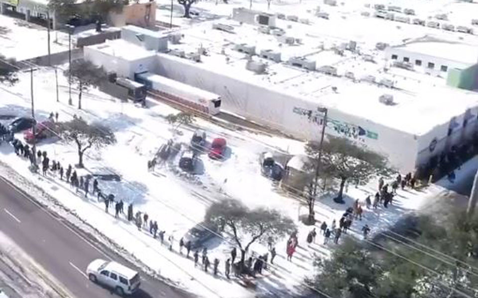 ατέλειωτες-ουρές-στο-χιόνι-για-ψώνια-σ-561268372