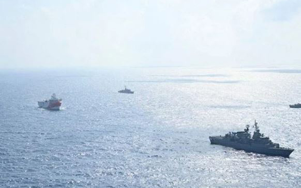 από-τη-μία-το-τσεσμέ-και-από-την-άλλη-561279406