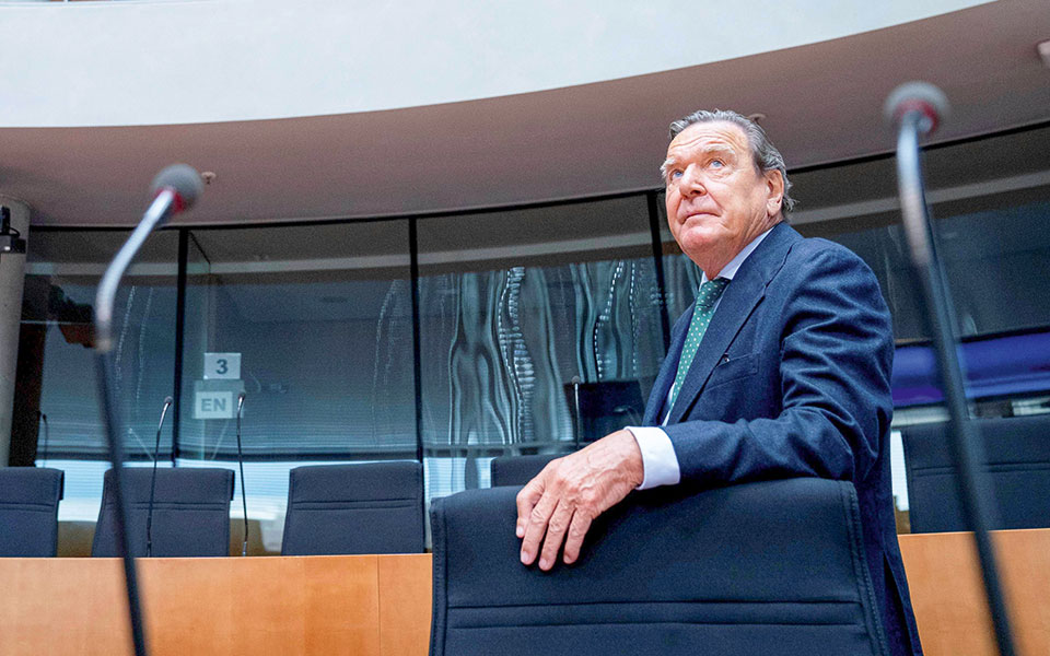 γκέρχαρτ-σρέντερ-κυρίαρχη-δύναμη-στ-561251953