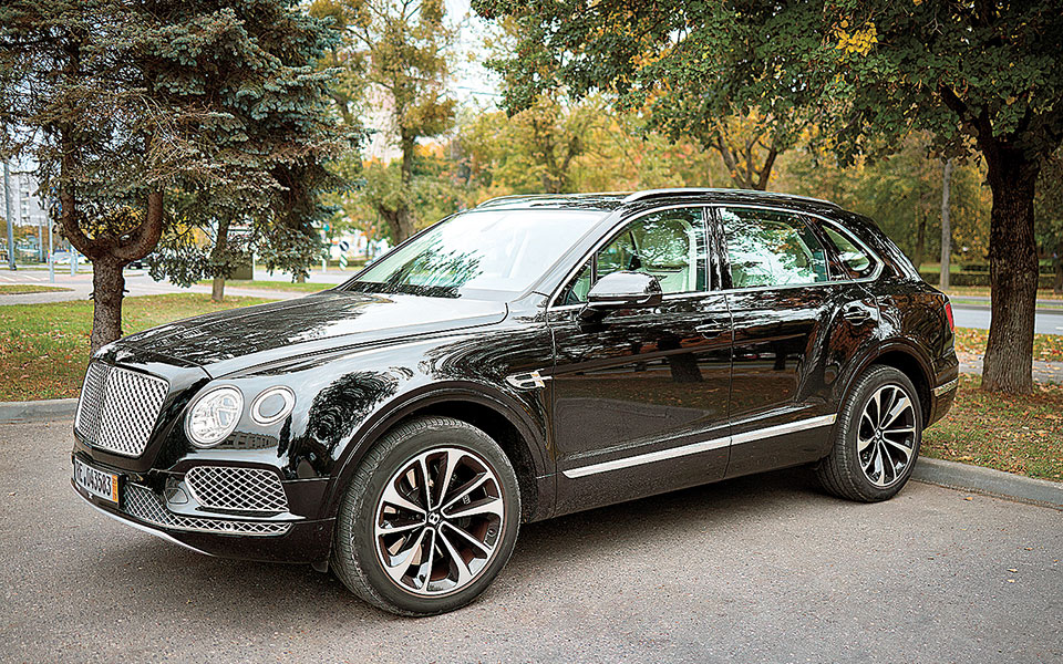 υπερπολυτελή-ηλεκτρικά-αυτοκίνητα-σ-561253363