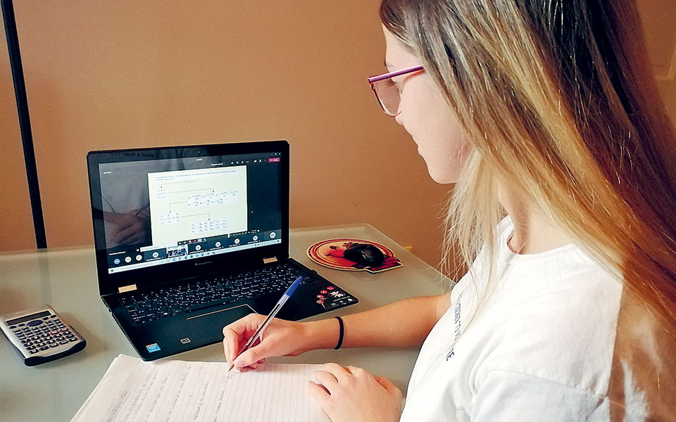 μία-χρονιά-με-μαθήματα-σε-διαλείμματ-561254926