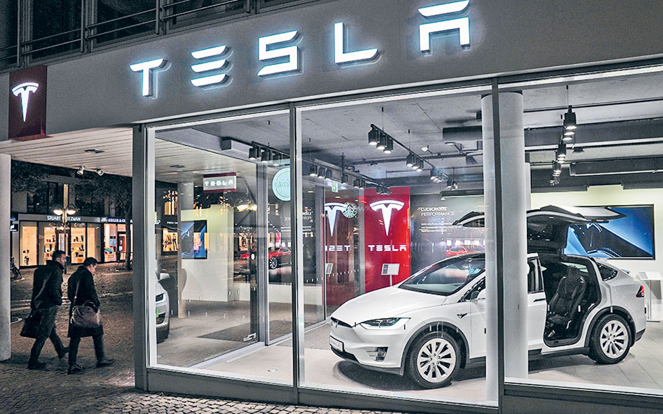 αγορά-αυτοκινήτου-tesla-και-με-bitcoin-561257530