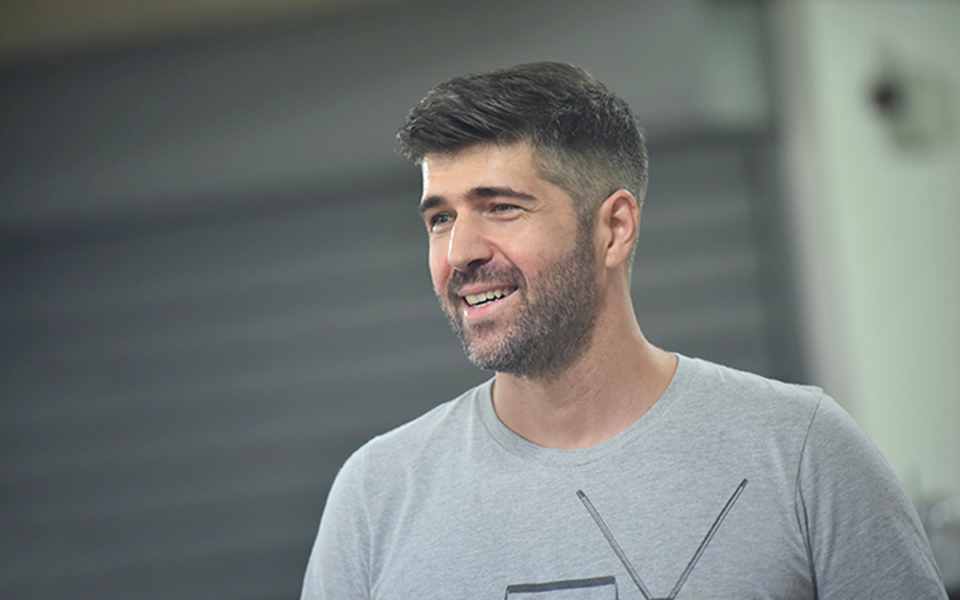 ενα-εικοσιτεράωρο-με-τον-τραγουδοποι-561263587