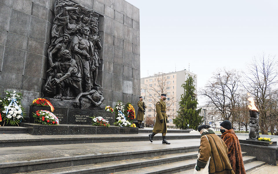 η-πολωνική-συνενοχή-στο-ολοκαύτωμα-561258481