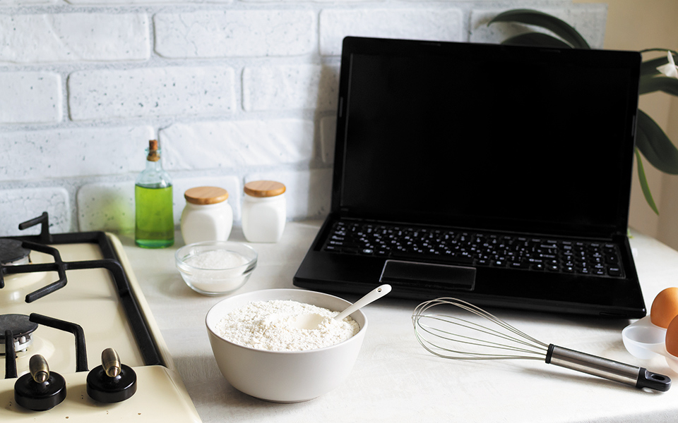 μαθήματα-μαγειρικής-μπροστά-σε-αρχι-561263593