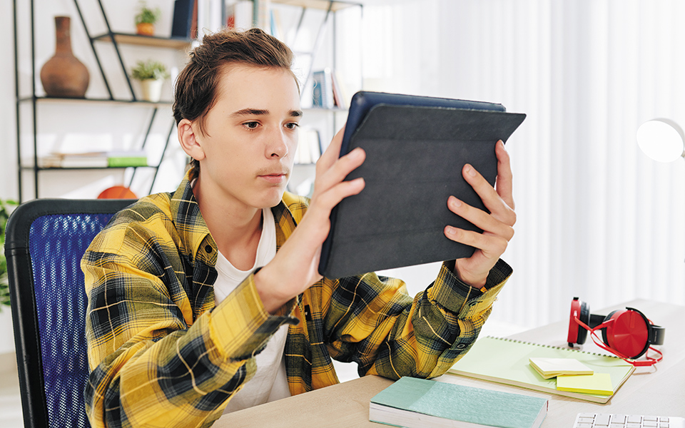 αισθάνομαι-πως-ζω-μόνο-για-να-διαβάζω-561264145