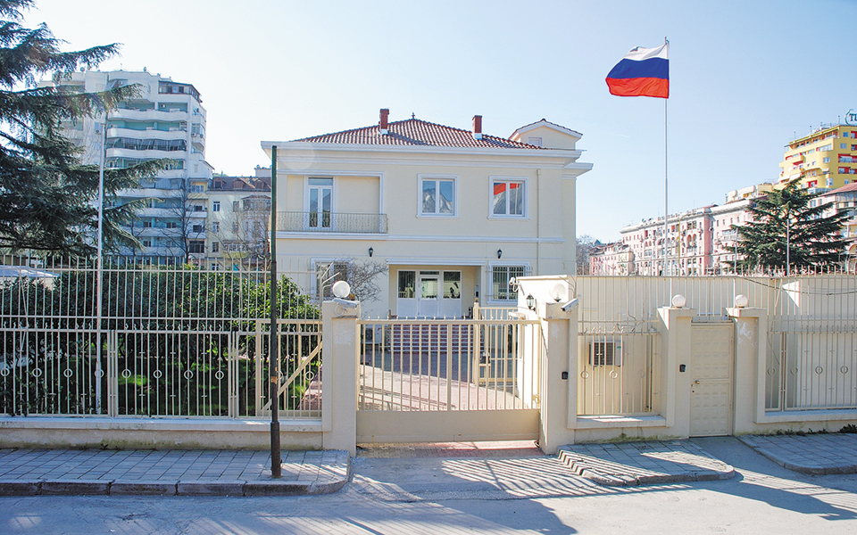 covid-19-ψέματα-και-απελάσεις-561264097