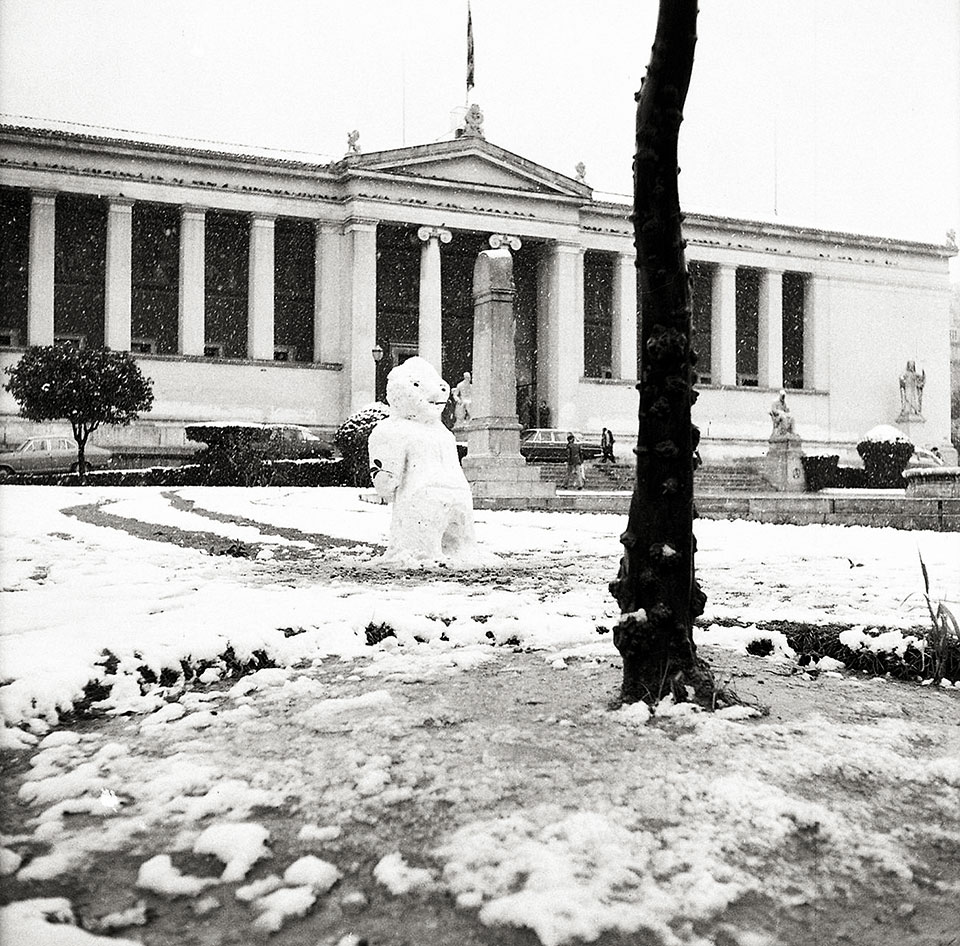 Χιόνι στην Αθήνα: όταν «τα δουλικά εκσφενδόνιζαν χιονόσφαιρες στους διαβάτες»-1