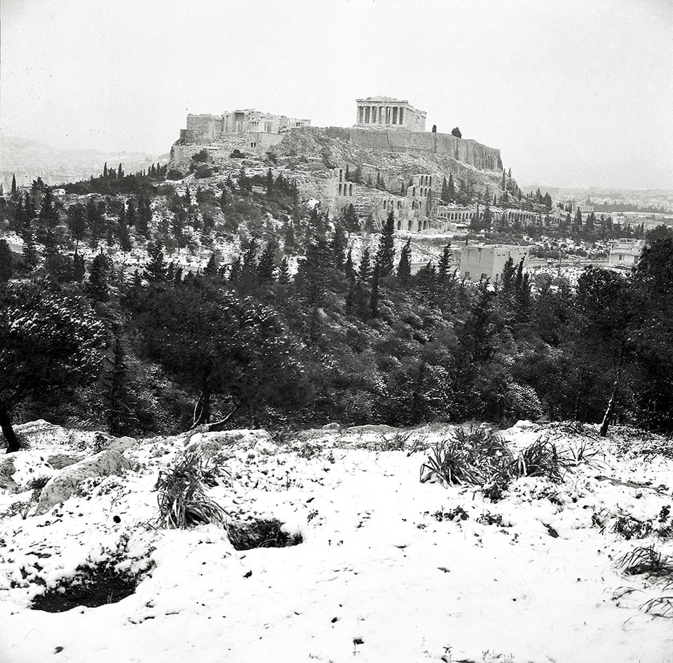 Χιόνι στην Αθήνα: όταν «τα δουλικά εκσφενδόνιζαν χιονόσφαιρες στους διαβάτες»-2