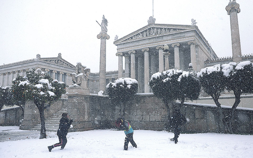 τηλε-κοπάνα-για-παιχνίδι-με-το-χιόνι-561266899