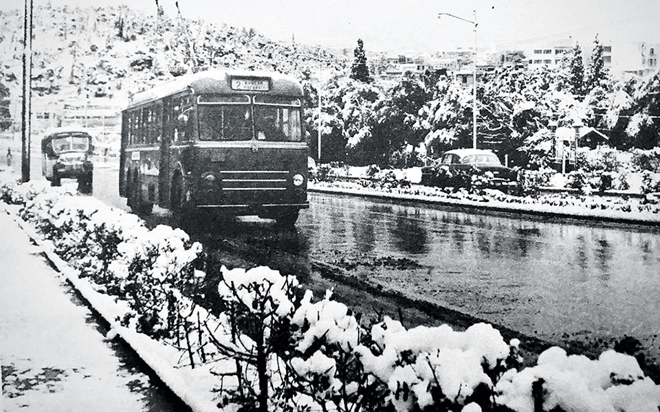 αθήνα-όταν-το-χιόνι-σκέπαζε-την-πόλη-561267424