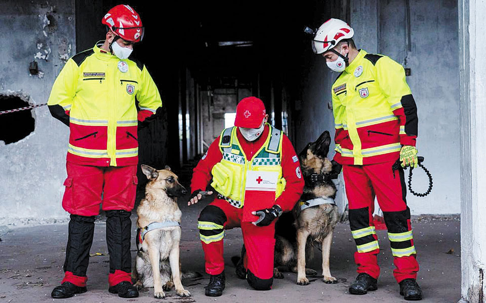 ο-ελληνικός-ερυθρός-σταυρός-προσφέρε-561268726