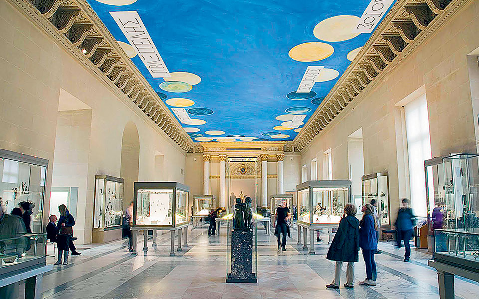 το-χρώμα-που-αναδεικνύει-τους-αρχαίου-561270016