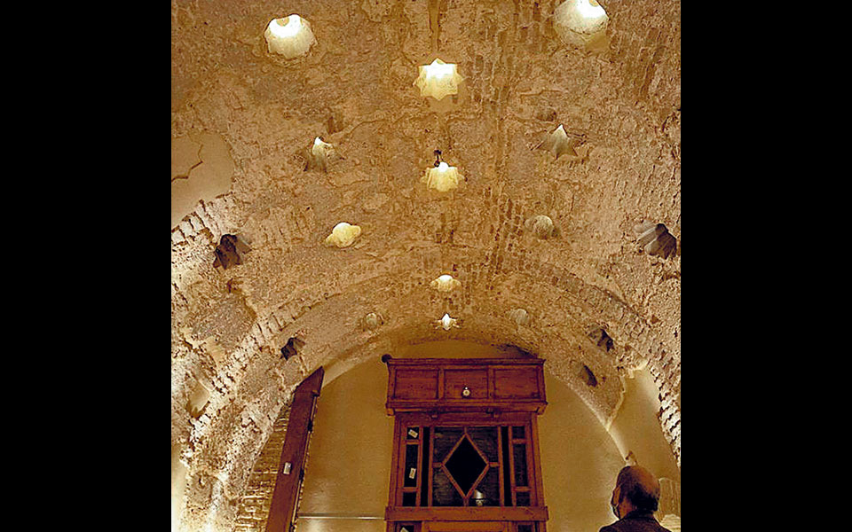 χαμάμ-του-12ου-αιώνα-πίσω-από-ένα-μπαρ-561269782