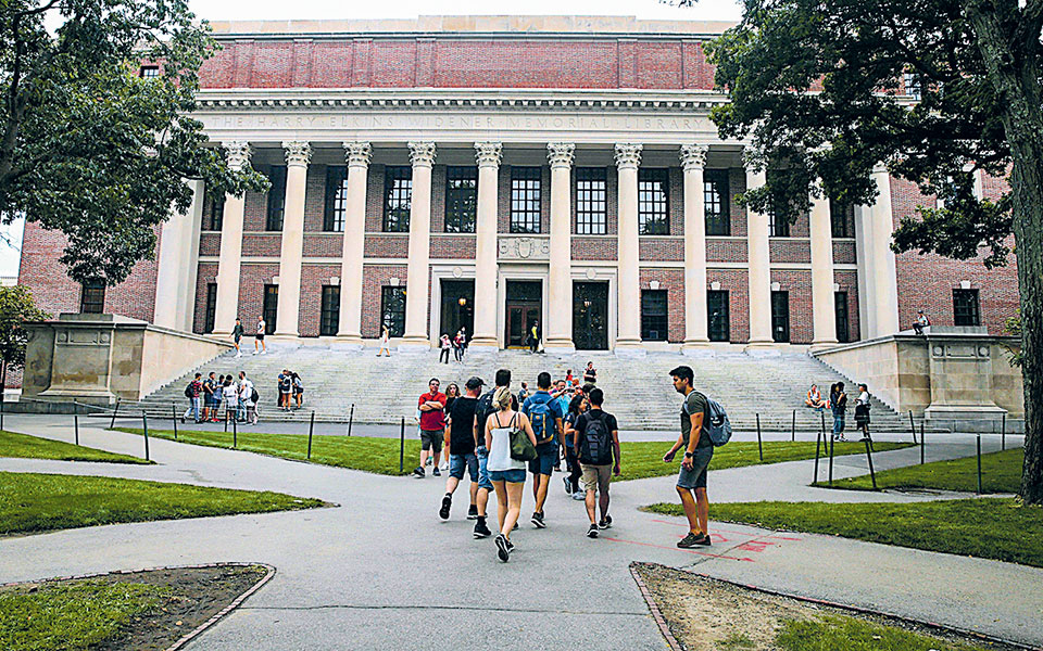 μη-προνομιούχοι-στην-ivy-league-561271168