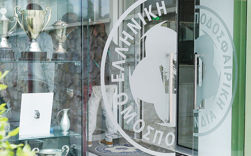 οι-αθλητές-βγαίνουν-μπροστά-561279304