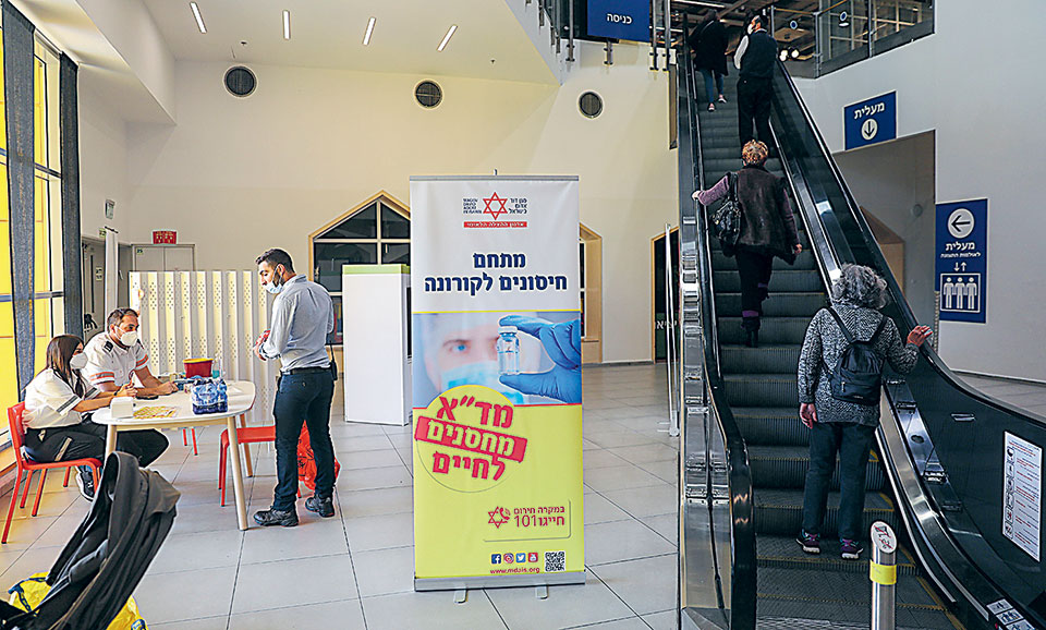 Στο Ισραήλ εμβολιάζονται και στο ΙΚΕΑ-1