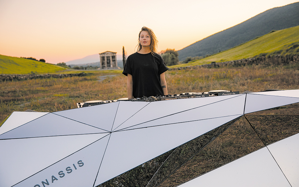 techno-με-φόντο-αρχαία-μνημεία-561276052