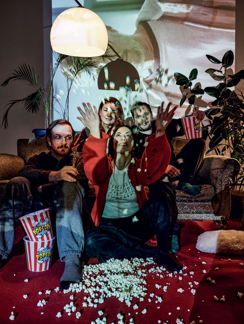 Μια παρέα μπροστά στην TV-2