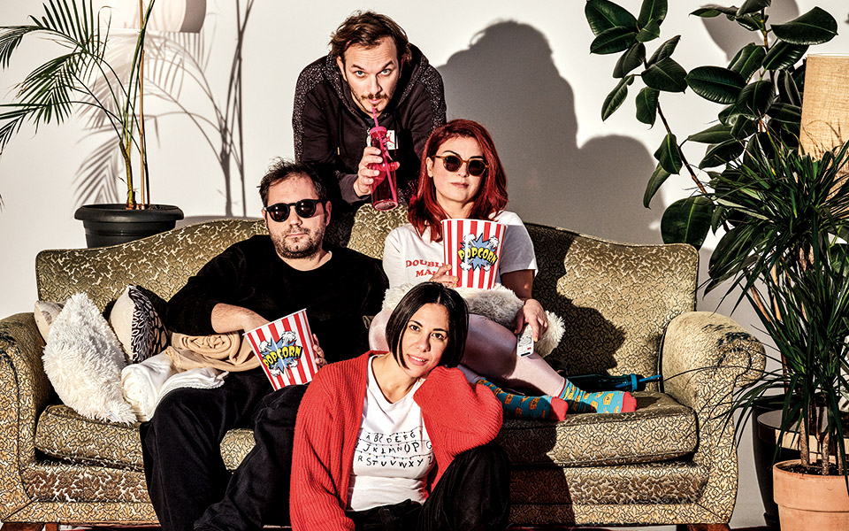 μια-παρέα-μπροστά-στην-tv-561262300