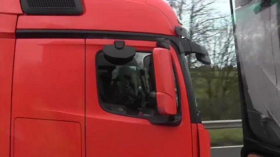 οδηγός-νταλίκας-με-ένα-κινητό-στο-κάθε-561257830