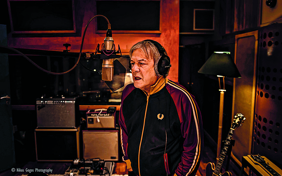 ενα-εικοσιτετράωρο-με-τον-τραγουδοπο-561254314