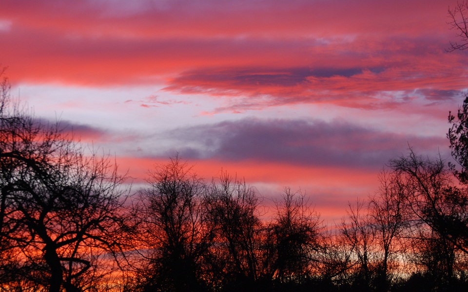 κόκκινο-ηλιοβασίλεμα-πάνω-από-πάλλευ-561260788