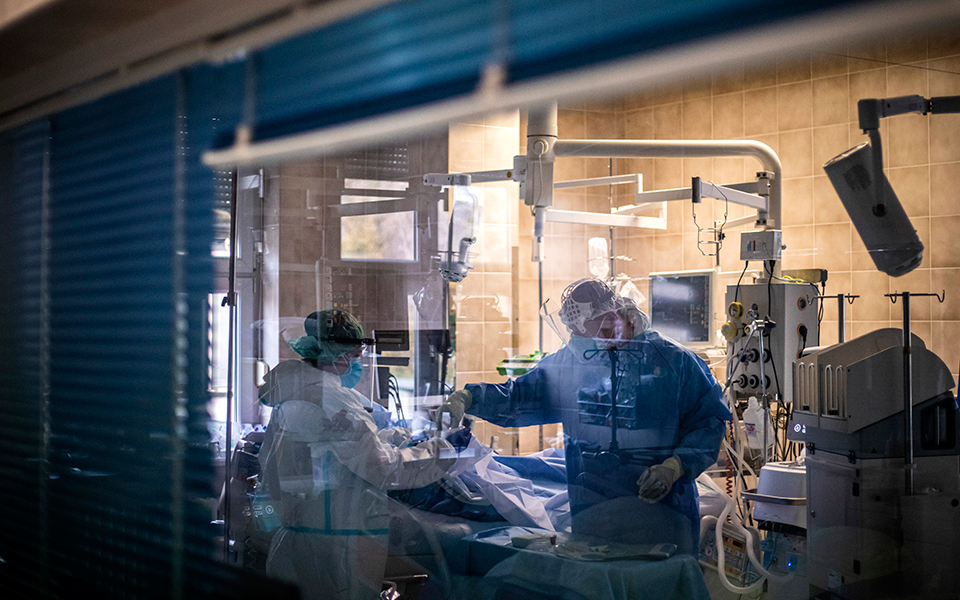 κορωνοϊός-εκτόξευση-με-1-261-νέα-κρούσμ-561250198