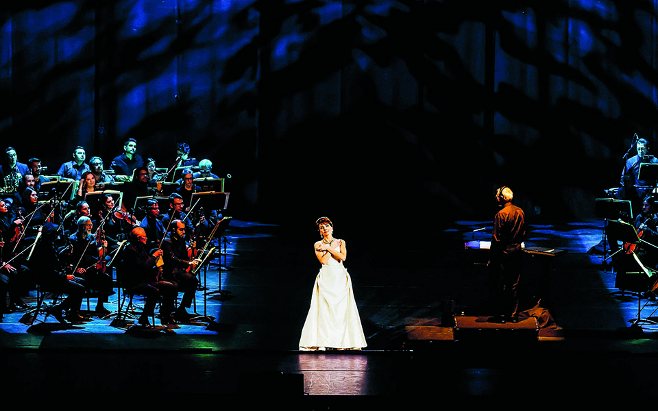 τα-ολογράμματα-ετοιμάζονται-να-πιάσο-561271855