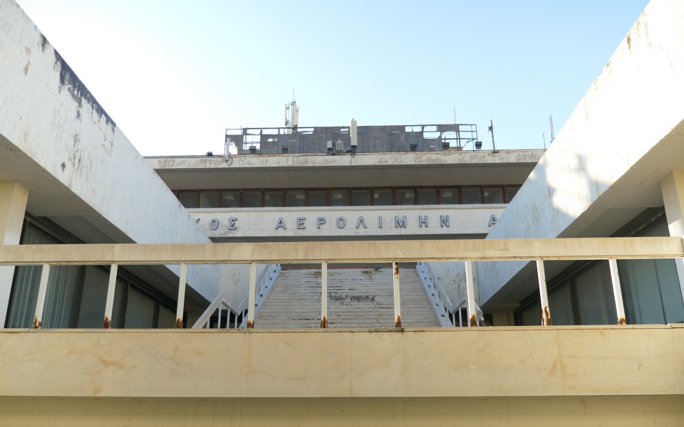 ελληνικό-επίσκεψη-στην-παλιά-πύλη-της-561256108