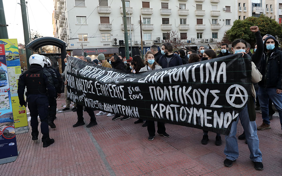 Ένταση στη συγκέντρωση για τον Κουφοντίνα στα Προπύλαια-1