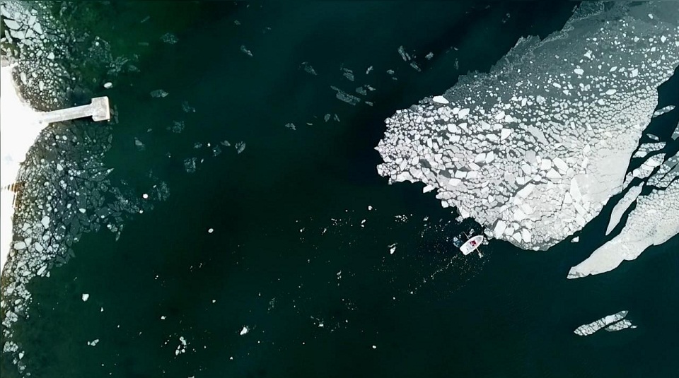 μόνος-με-τα-κουπιά-του-καταφέρνει-να-απ-561252487