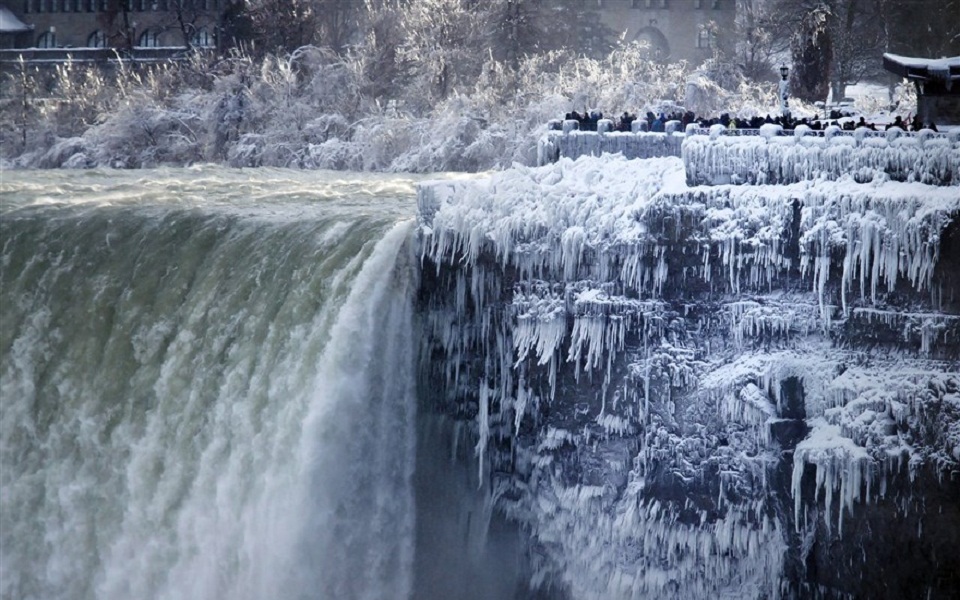 τα-χρώματα-της-ίριδας-κοσμούν-τον-παγω-561272740
