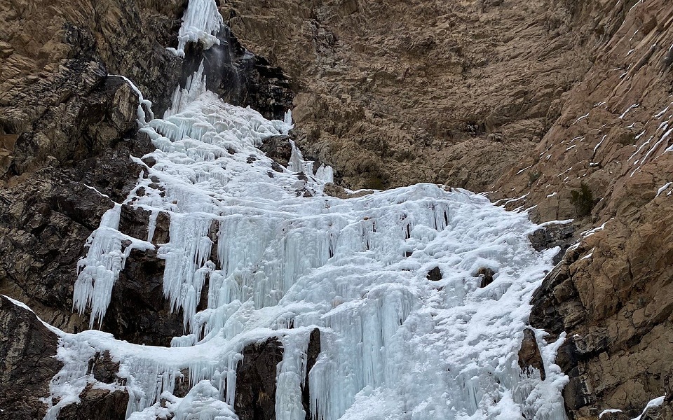 ονειρική-εικόνα-παγωμένου-καταρράκτ-561256471