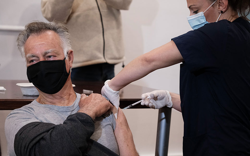 εμβολιασμοί-στην-ικαρία-και-τους-ακρι-561254938