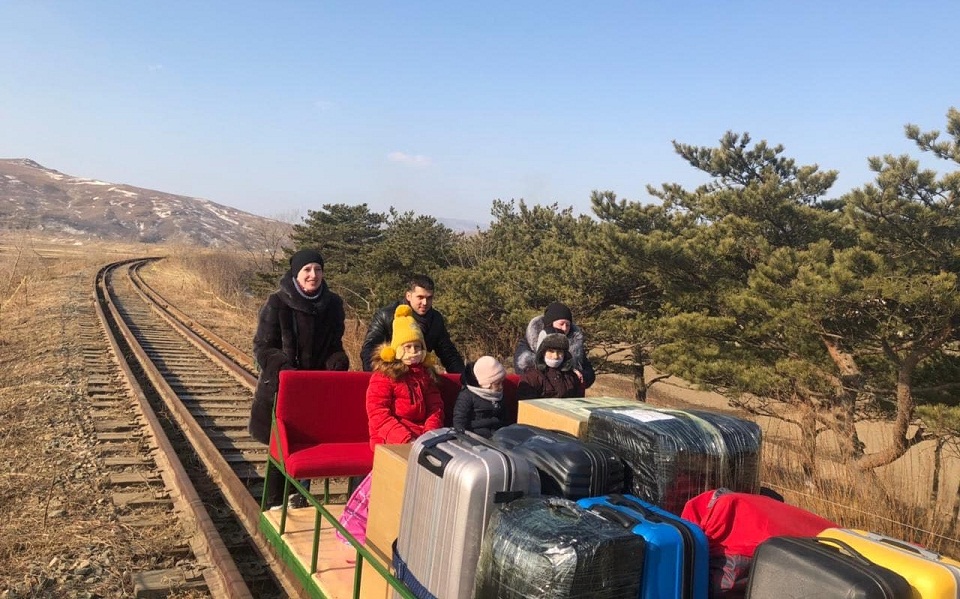 Αναχώρηση Ρώσων διπλωματών με… καρότσι σε ράγες (εικόνες)-1