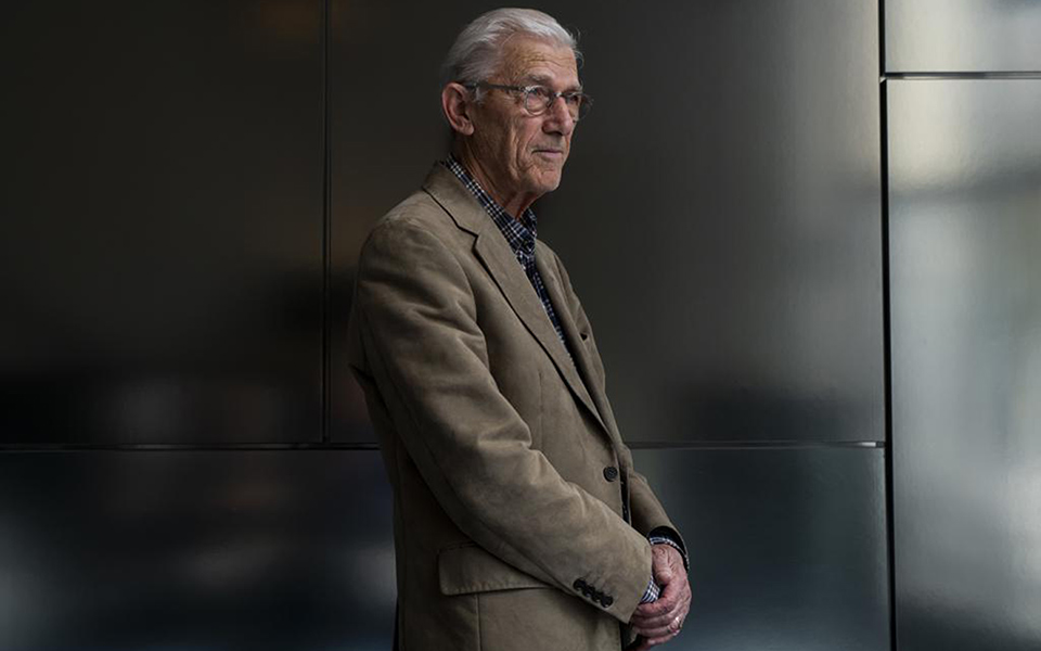 η-αγάπη-είναι-κοινωνικό-λουλούδι-561262465