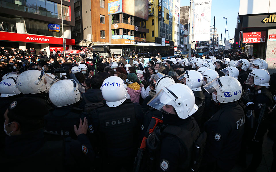 κλιμακώνεται-η-εξέγερση-τούρκων-φοιτ-561253219