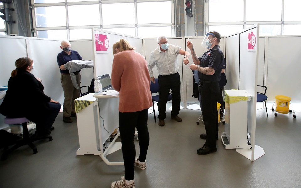 εμβόλια-στη-βρετανία-έκκληση-επιστημ-561253564