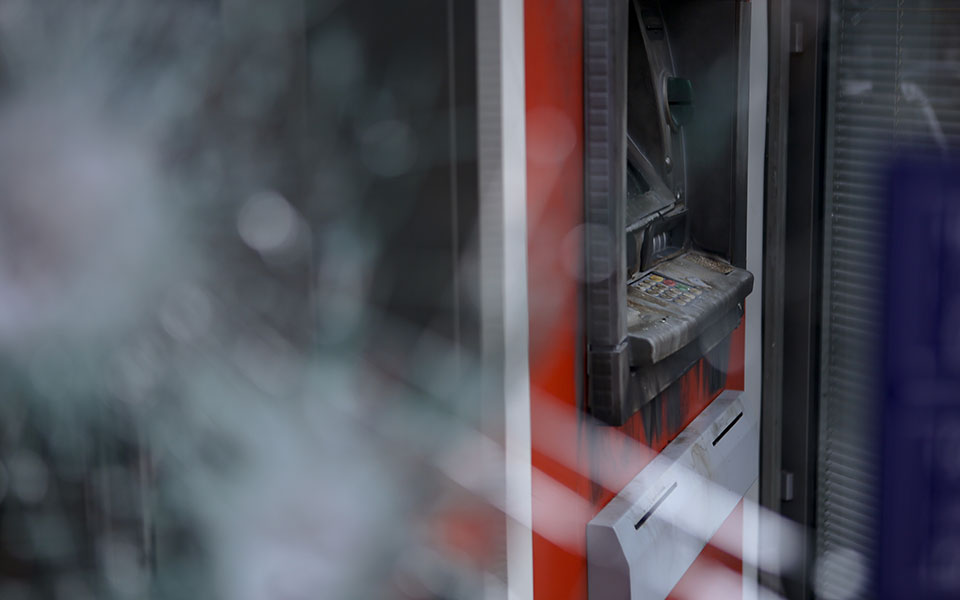 μπαράζ-επιθέσεων-σε-τράπεζες-τα-ξημερ-561248206