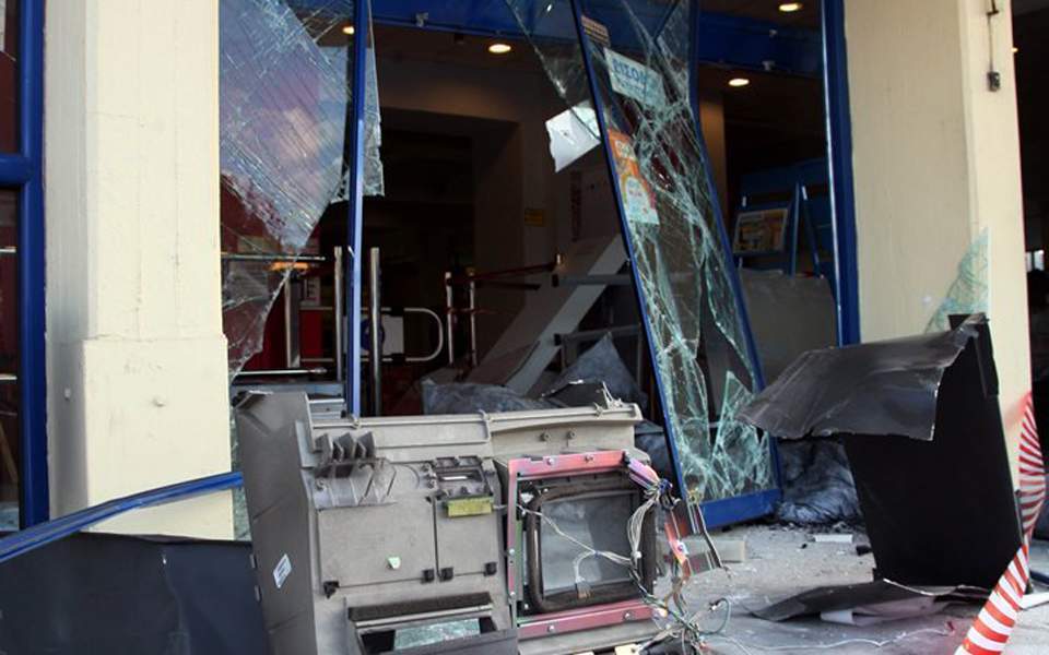 εμπρησμοί-σε-ατμ-τραπεζών-σε-παγκράτι-561277273