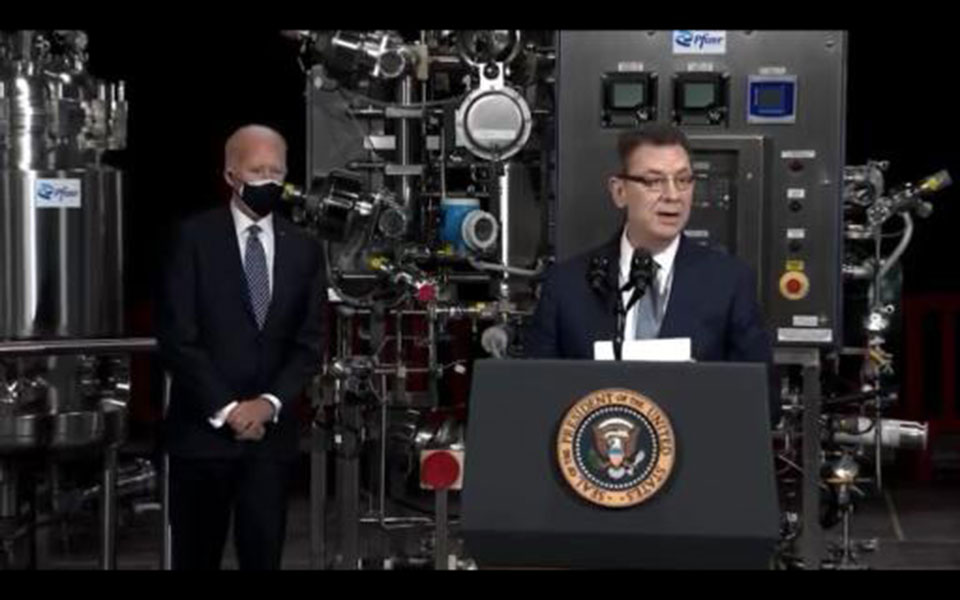 σε-εργοστάσιο-της-pfizer-ο-μπάιντεν-για-δι-561270802