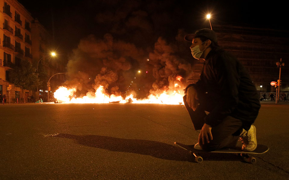 καταλωνία-μια-ακόμη-νύχτα-επεισοδίων-561271759