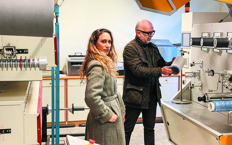 βιομηχανίες-στη-μάχη-κατά-της-covid-19-561255175